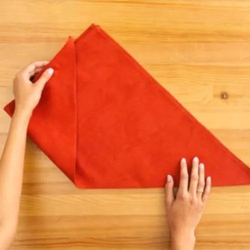 Tạo hình tam giác và gập các góc song song