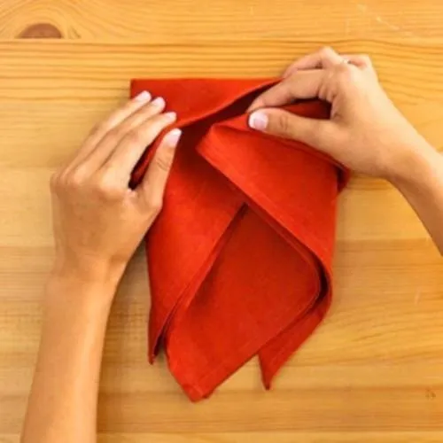 Gài các góc khăn vào nhau để tạo độ đứng trụ