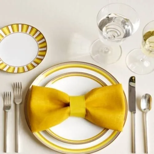 Sử dụng ruy băng để tạo điểm nhấn giữa chiếc nơ