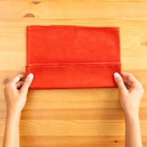 Hoàn thiện nếp gấp quạt chiếm 2/3 diện tích khăn