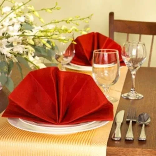 Khăn napkin hình quạt đuôi công bung nở rực rỡ
