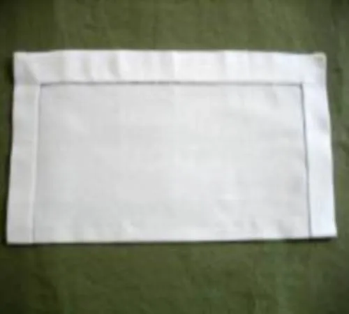 Gấp khăn thành dải dài để chuẩn bị tạo hình tim