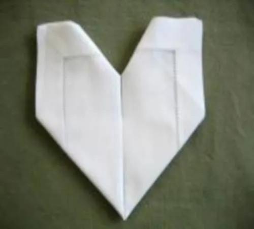 Gập các mép khăn xuống để làm mềm đường nét