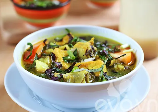 Tô canh cà bung nấu sườn nóng hổi với màu sắc hài hòa và hương vị thơm ngon