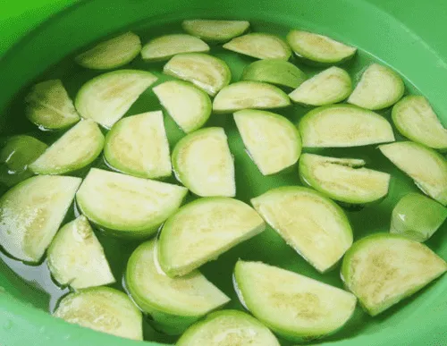 Cà bát xanh được thái múi cau và ngâm trong nước muối để giữ màu trắng đẹp