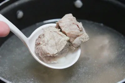 Sườn non được chặt miếng vừa ăn và làm sạch kỹ lưỡng để loại bỏ tạp chất