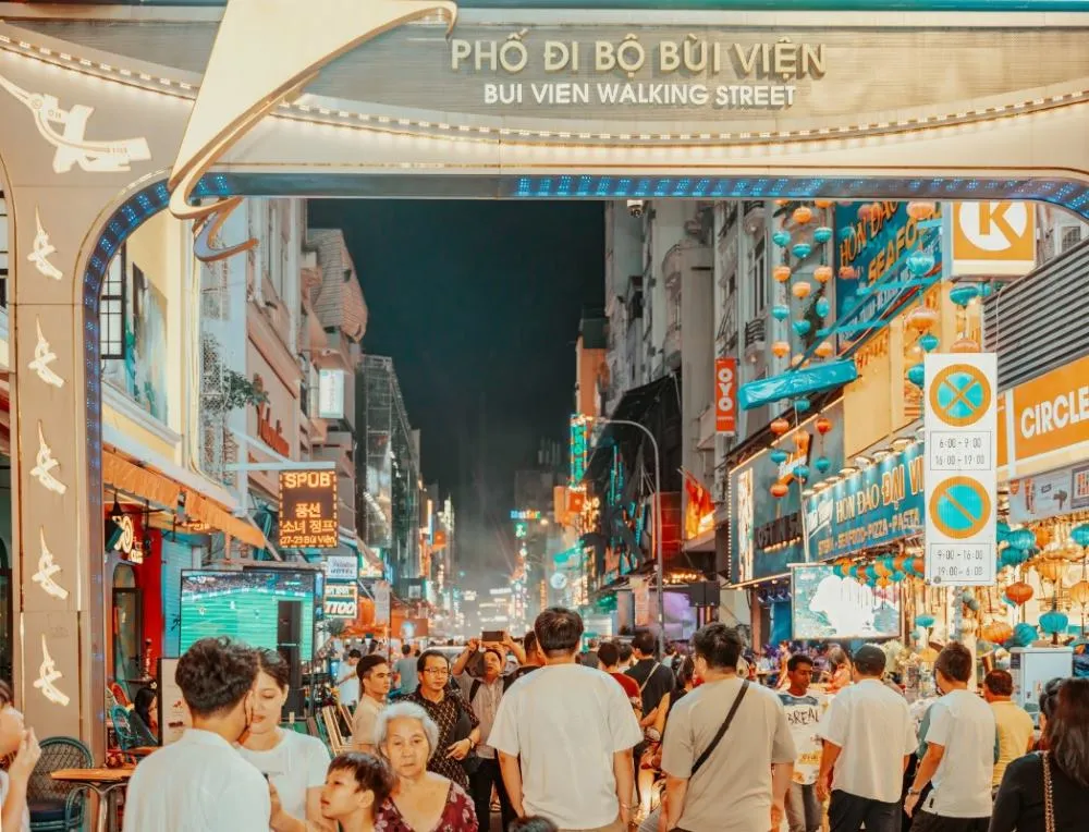 Phố đi bộ Bùi Viện là con phố Tây nức tiếng, thu hút khách du lịch