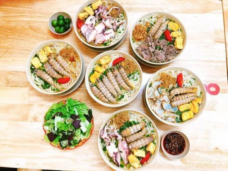 Bún riêu bò bò Tiến Huân với nước dùng ngọt thanh từ xương bò