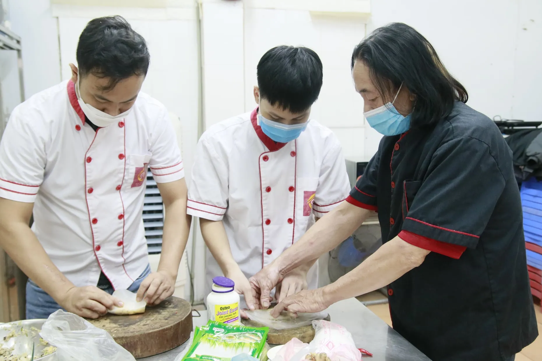 Hoạt động thực hành bếp tại trường Trung cấp Công nghệ và Quản trị Đông Đô