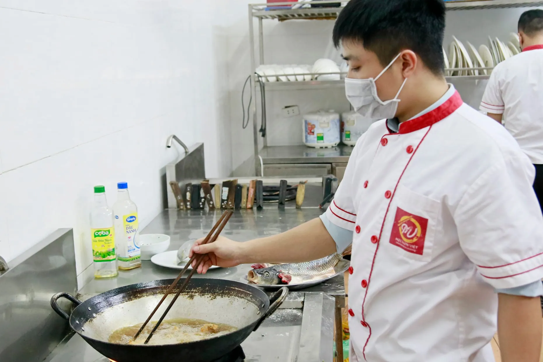 Sinh viên thực hành chế biến món ăn chuyên nghiệp