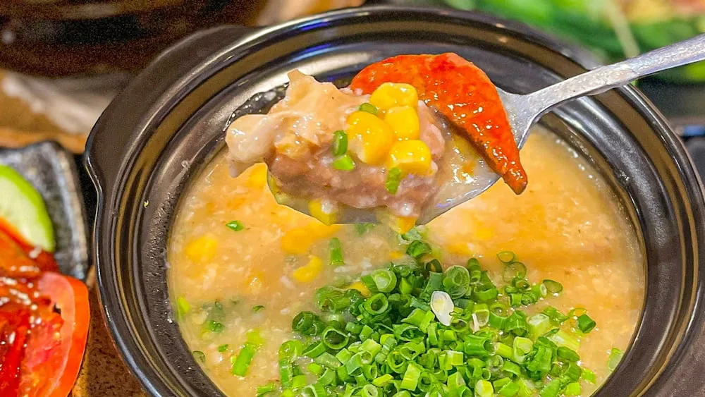 Cháo sườn chú Chen được nấu từ sườn heo tươi, ninh nhừ