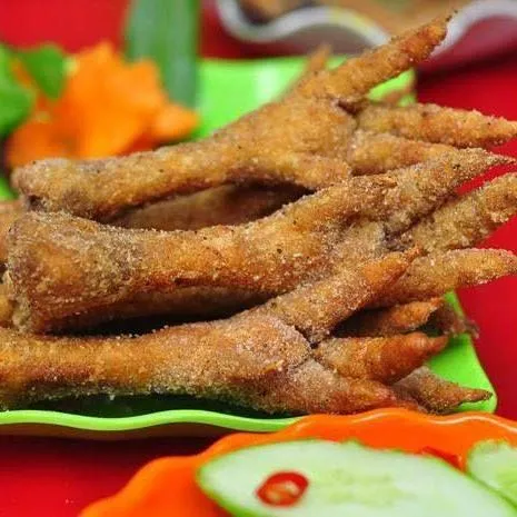 Món gà rang muối vàng giòn với lá chanh