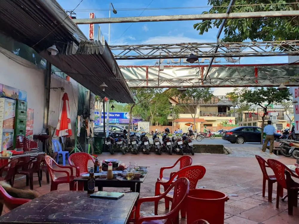 Không gian quán rộng rãi, sạch sẽ, phù hợp cho các buổi ăn uống gia đình, bạn bè