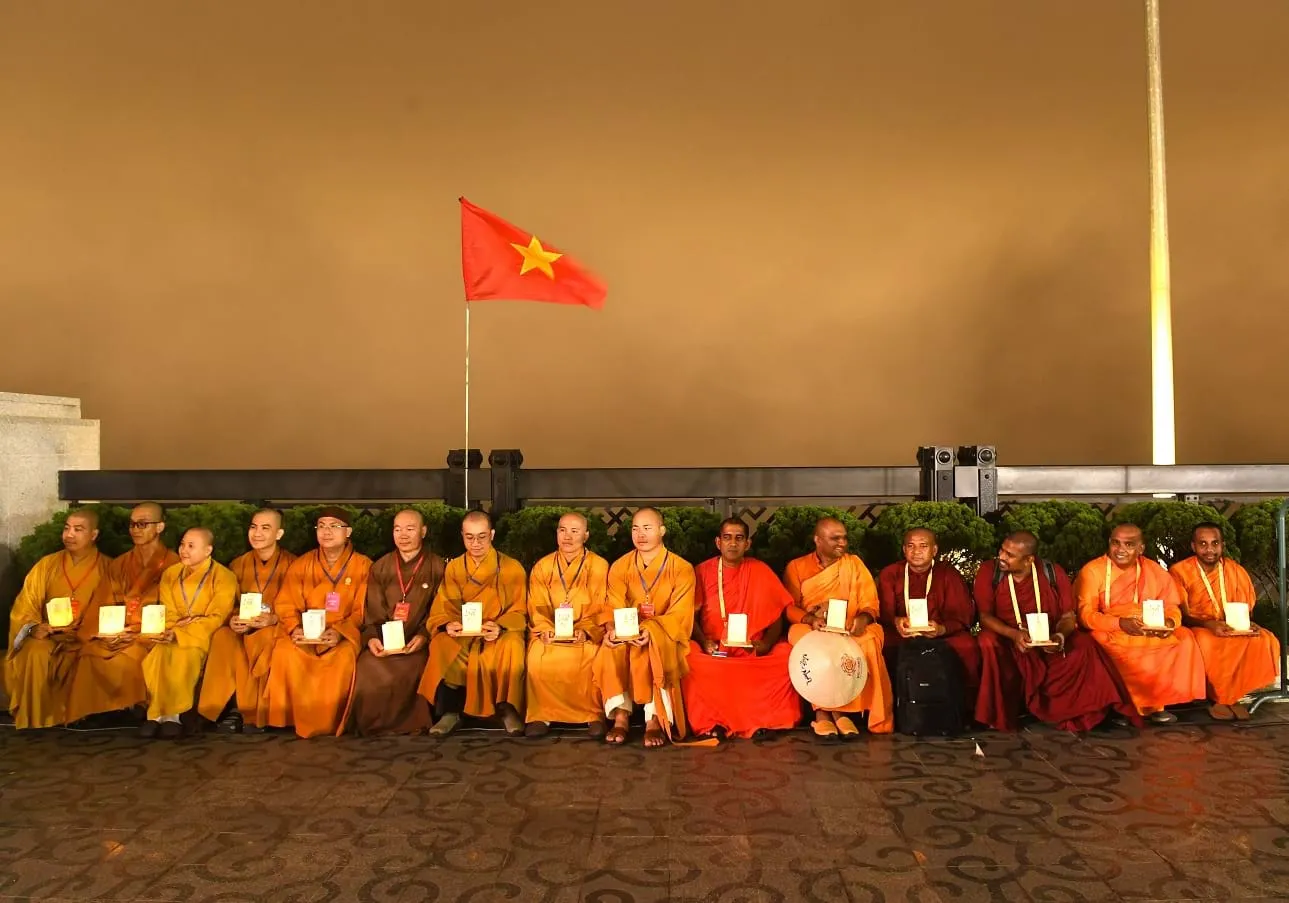 Lễ thắp nến, dâng hoa đăng vì hòa bình thế giới có sự tham gia của hơn 2.000 đại biểu Vesak đến từ 80 quốc gia và vùng lãnh thổ