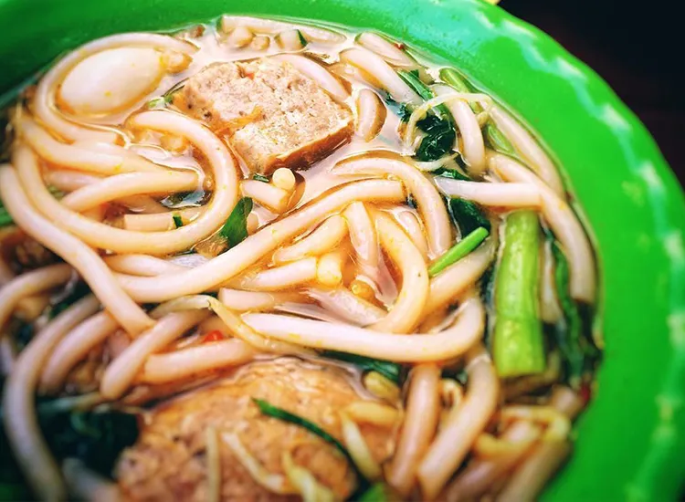 Tô canh bún đỏ đầy đủ rau cải ngọt, rau cần và giá đỗ tươi xanh