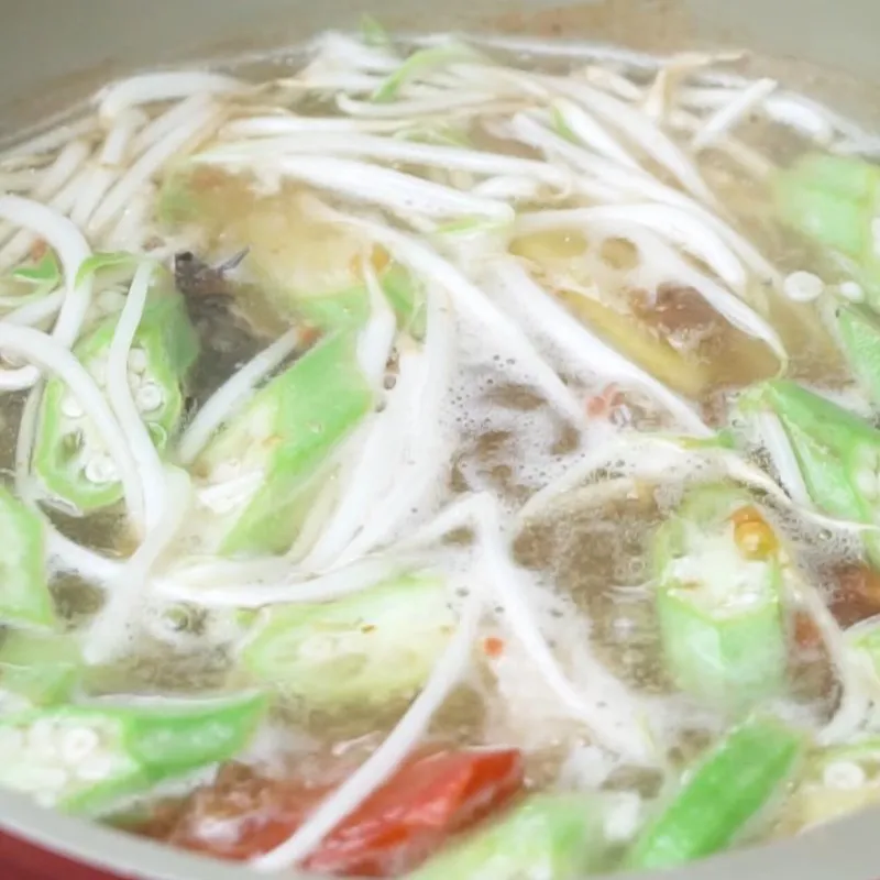 Thêm rau củ vào nồi canh