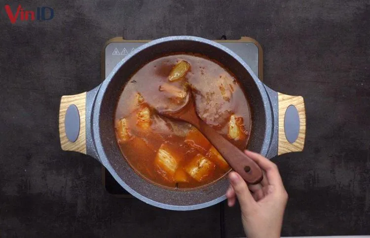 Nấu nước dùng lẩu kim chi theo phương pháp truyền thống