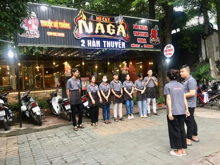 Món mì cay khô với sợi mì óng mượt và topping đậm đà