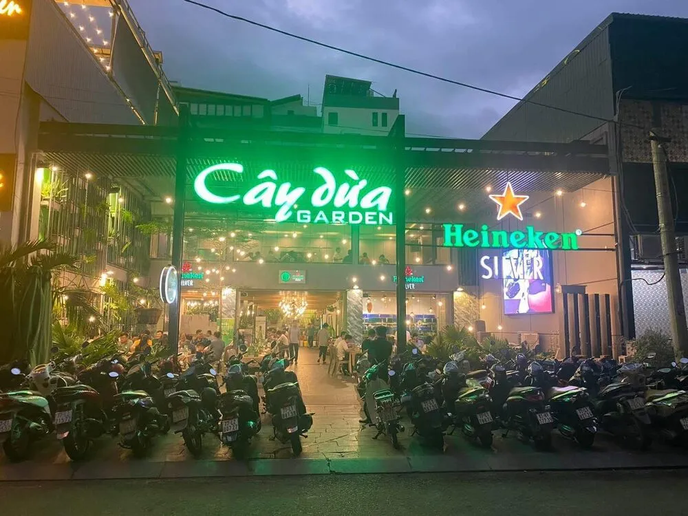 Chi nhánh Cây Dừa Garden 72 Võ Thị Yến có sân vườn rộng rãi với cây xanh bao quanh
