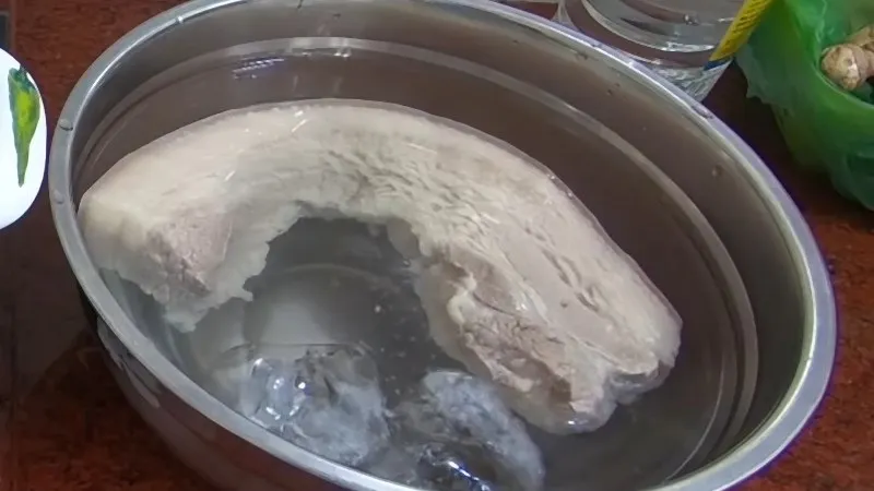 Ngâm thịt heo luộc vào nước đá lạnh