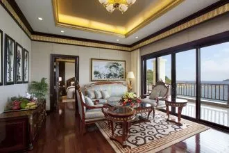 Với view biển tuyệt đẹp, Vinpearl Luxury Nha Trang mang đến cho bạn trải nghiệm nghỉ dưỡng có 1-0-2