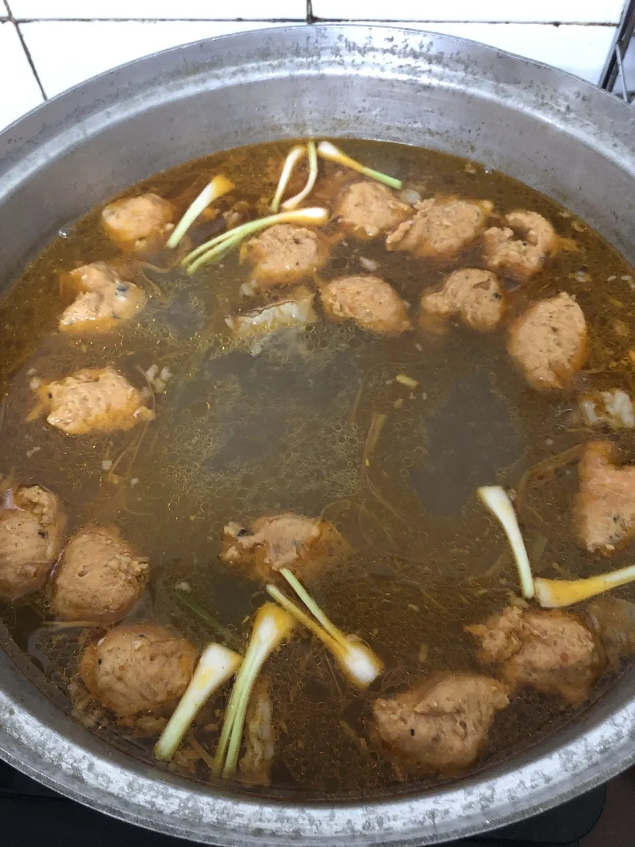 Nước dùng bún bò sôi sùng sục với hương thơm mắm ruốc