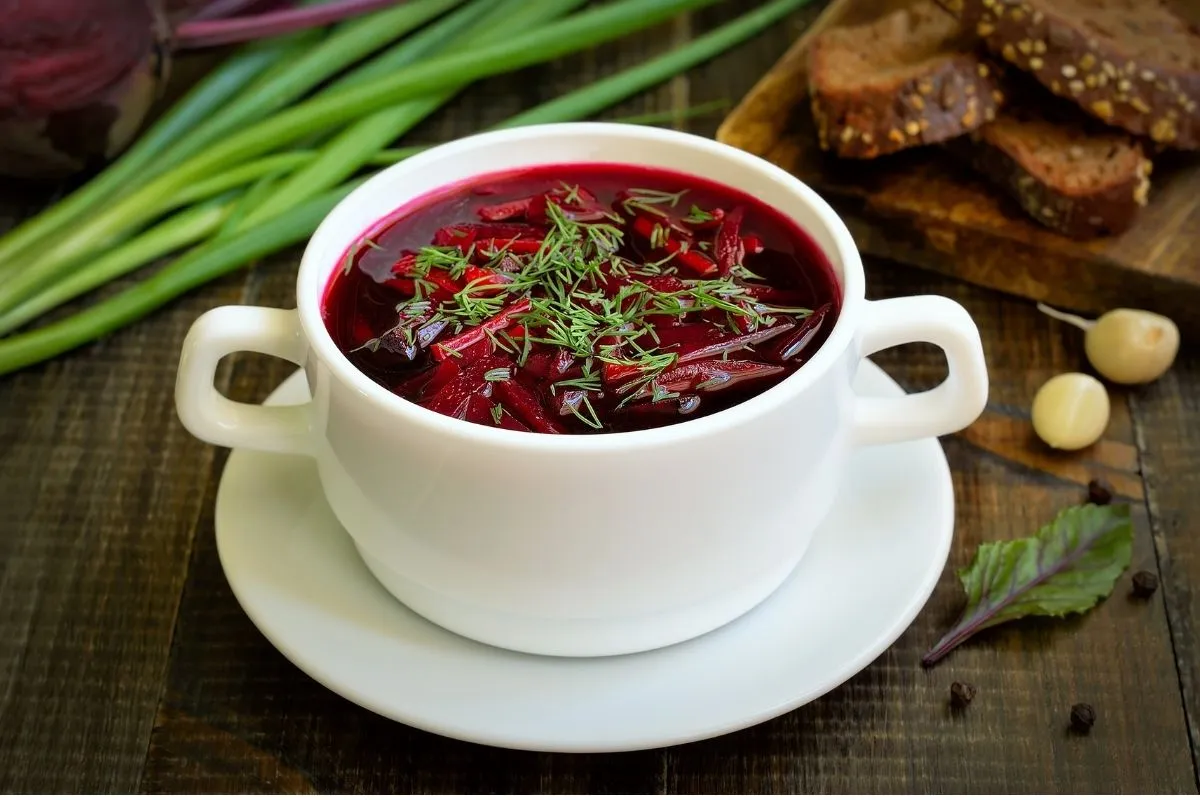 Súp củ cải đỏ Borscht - biểu tượng văn hóa Nga nồng ấm.