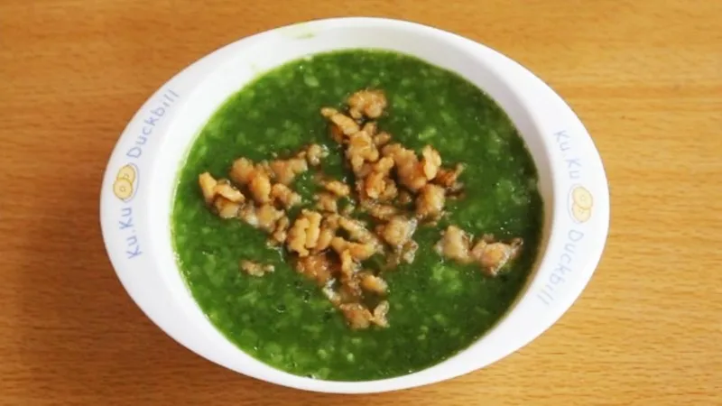 Cháo tôm rau ngót xanh mát giàu sắt cho trẻ nhỏ