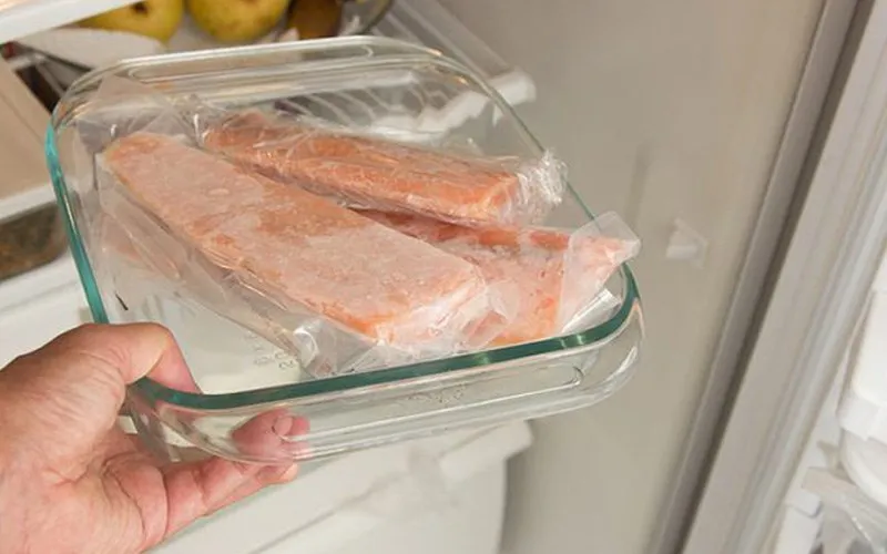 Cách tách biệt thịt chín và thịt sống để đảm bảo an toàn thực phẩm.