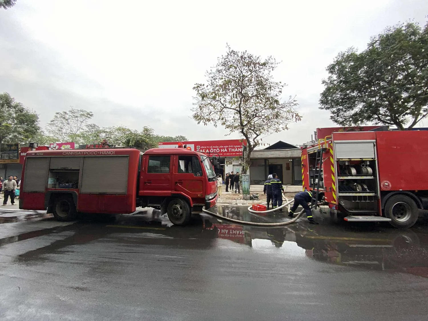 Lực lượng chức năng kiểm tra an toàn tại quán ăn quận Hai Bà Trưng.