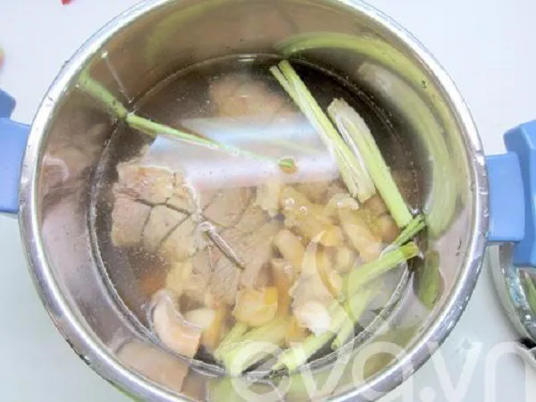 Thịt bò và giò heo sau khi hầm