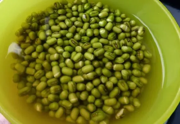 Hành tím nướng để khử mùi tanh và tăng hương thơm cho cháo xương lợn