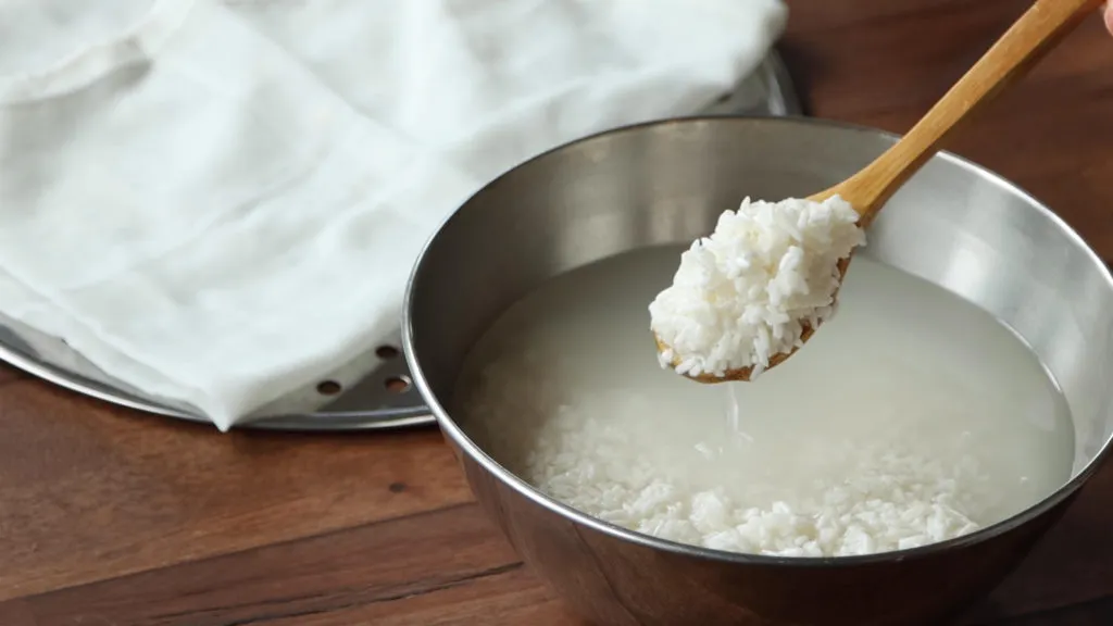 Ngâm gạo qua đêm để gạo nở đều và nhanh chín hơn