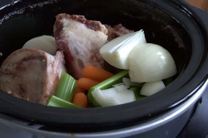 Ninh xương lấy nước dùng ngọt thanh trong lòng nồi nấu lẩu bằng điện.