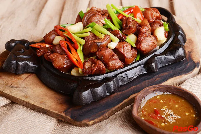 Không gian ấm cúng tại Hẻm Quán với món ăn miền Nam đặc trưng