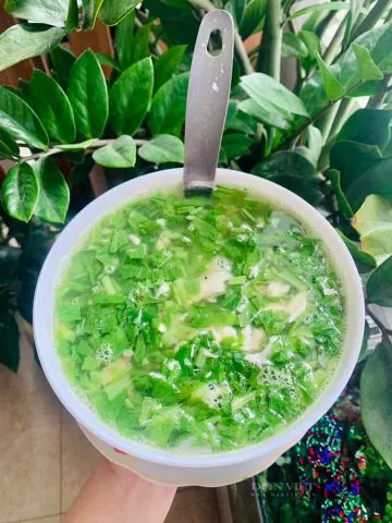 Thưởng thức bát canh rau cải cá rô phi nóng hổi
