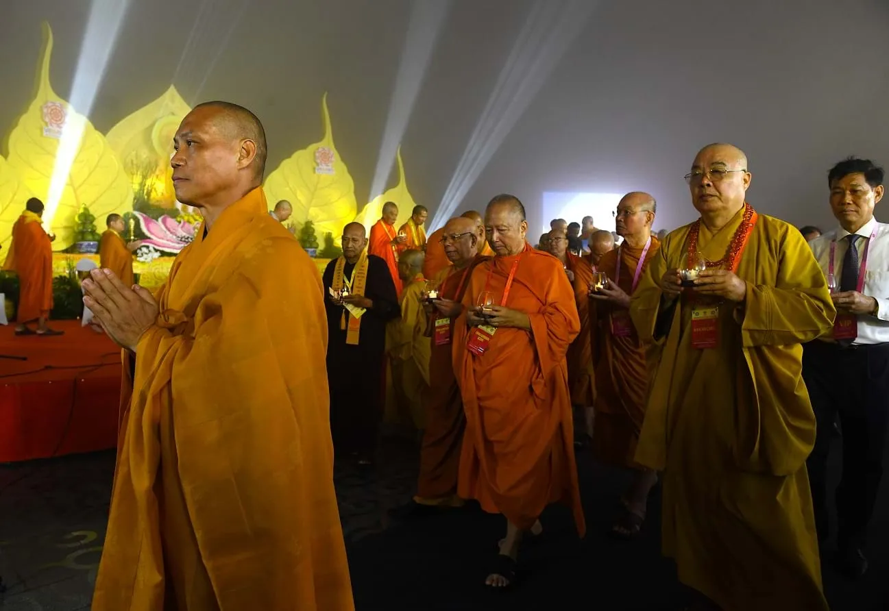 Các đại biểu, tăng ni sau đó di chuyển ra khu vực hồ nước để bắt đầu thả hoa đăng