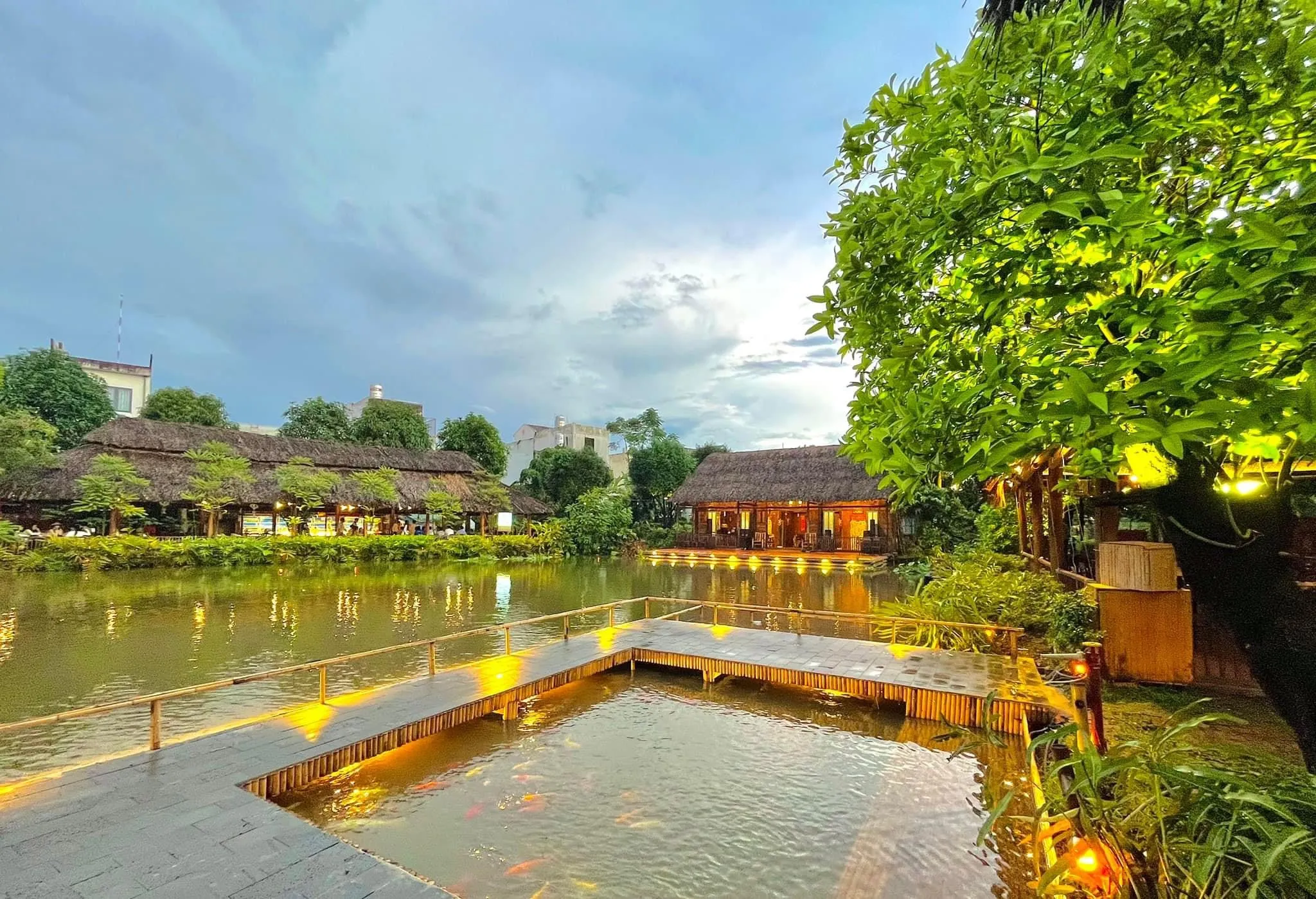 Không gian quê với nhà tranh mái lá được tái hiện cực chân thật