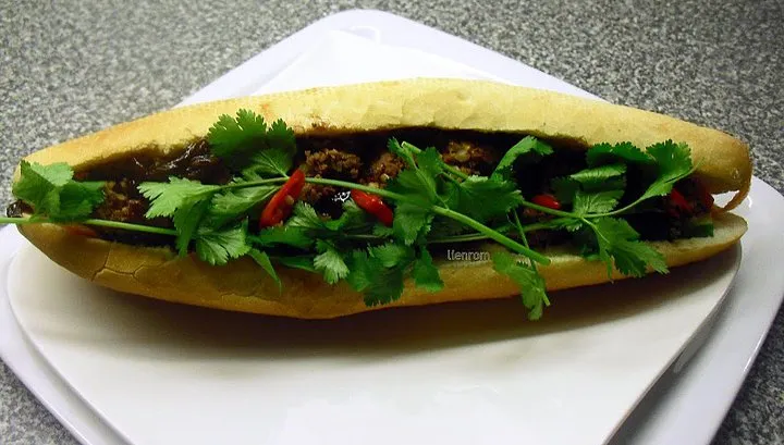 Ổ bánh mì thịt bò nướng đầy đặn với nước sốt đặc trưng và rau củ