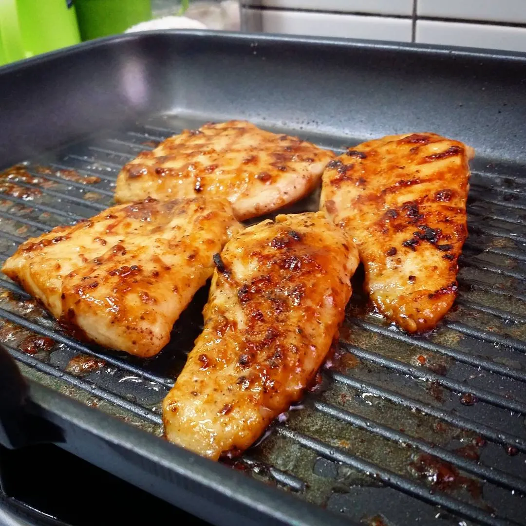 Ức gà chiên kiểu Nhật sốt Teriyaki đậm đà ăn kèm rau củ rực rỡ sắc màu