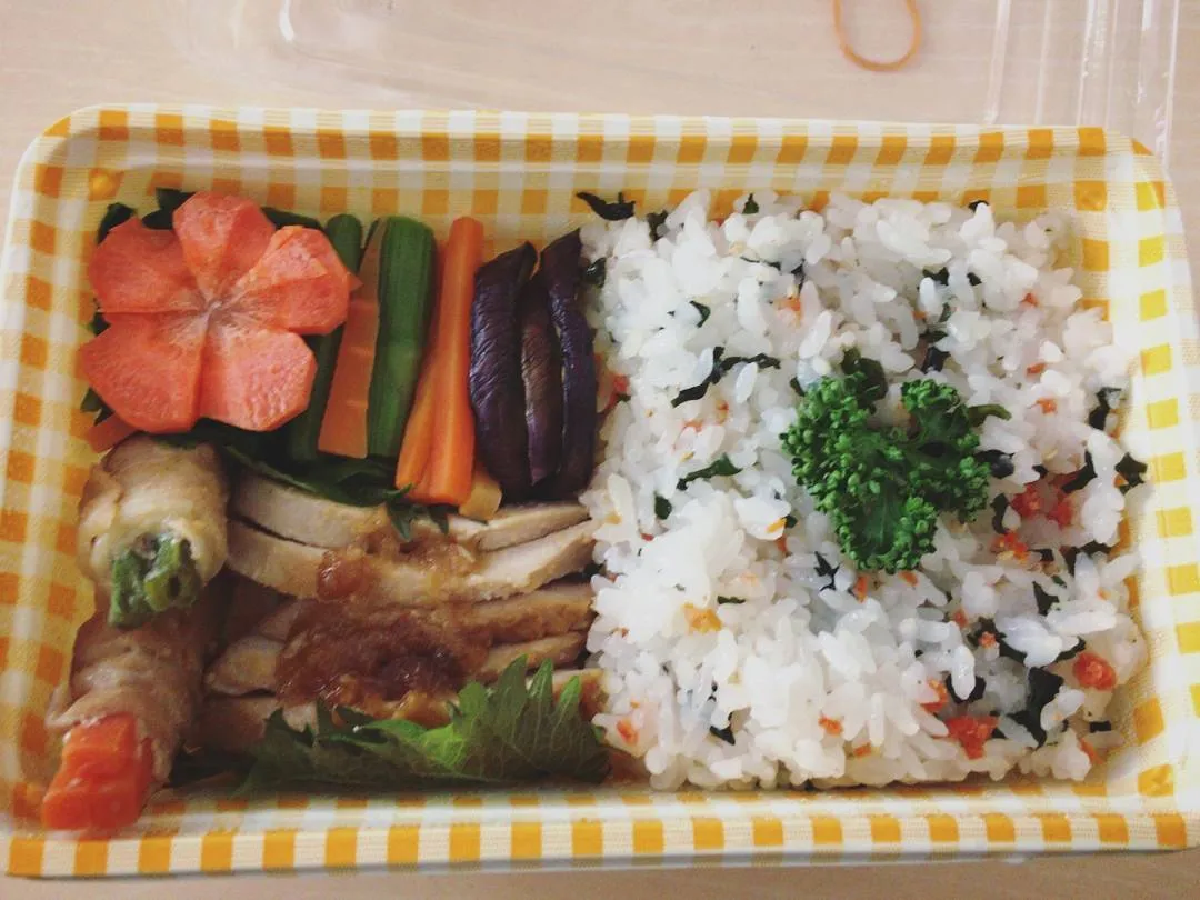 Hộp cơm Bento đầu tiên đầy tâm huyết chia sẻ cùng những người bạn thân thiết