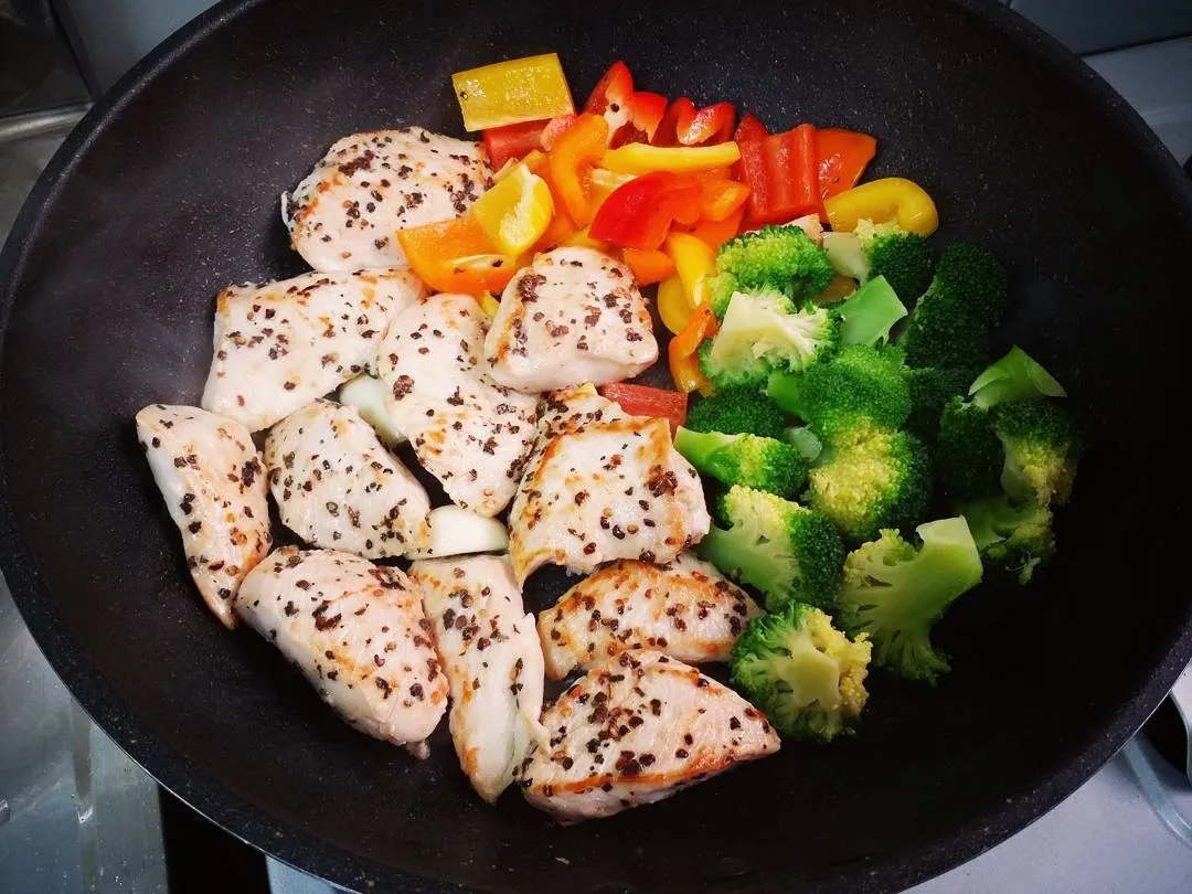 Ức gà áp chảo xào cùng sốt lá quế tây thơm nồng cho bữa trưa lành mạnh