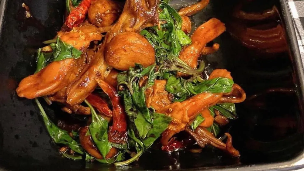 Lưỡi vịt sapo tại quán ăn Hùng Xíu