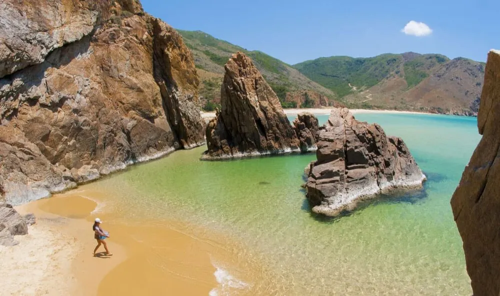 Kỳ Co với bãi cát trắng và nước biển trong xanh