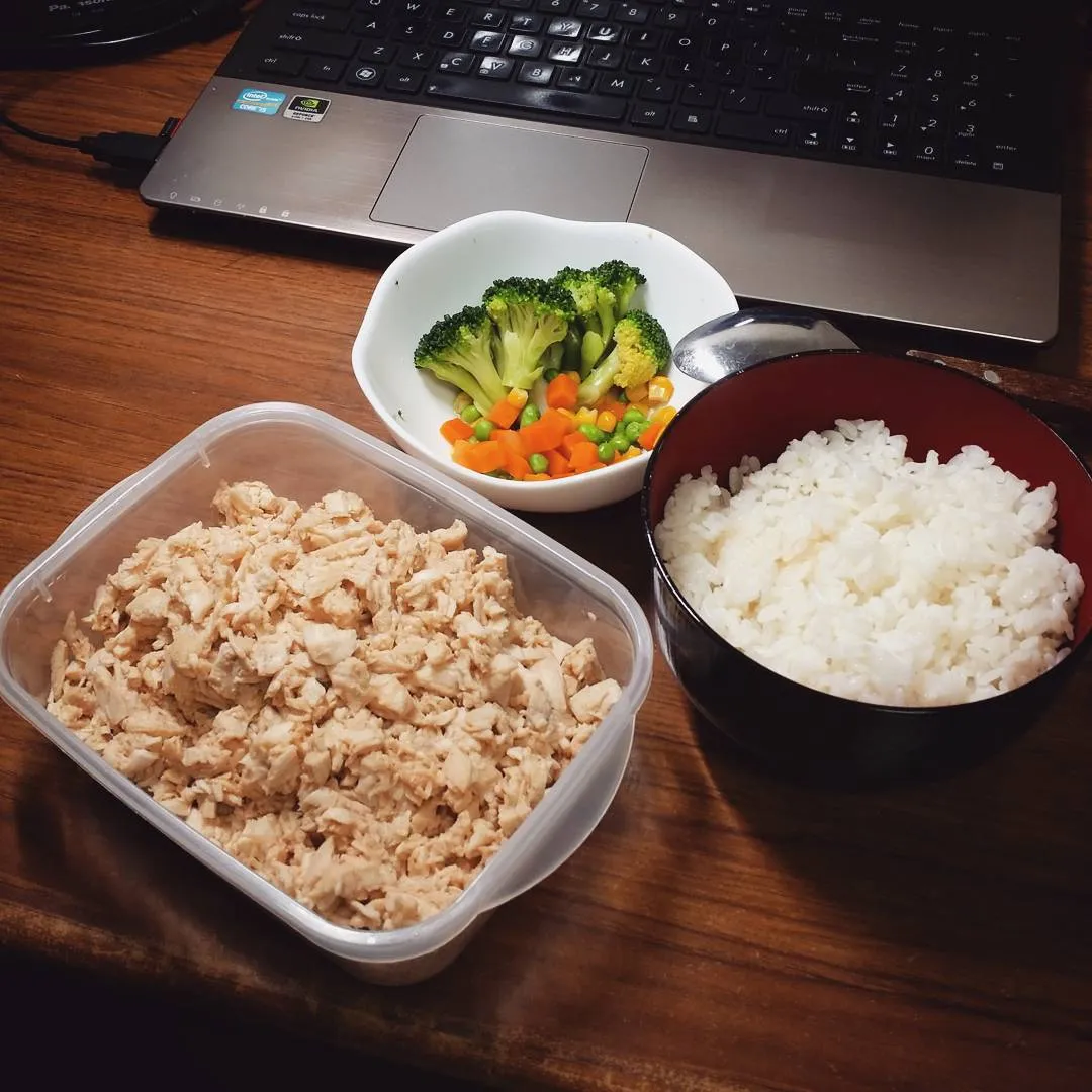 Thực đơn ức gà luộc và súp lơ xanh cho người tập gym hỗ trợ tăng cơ