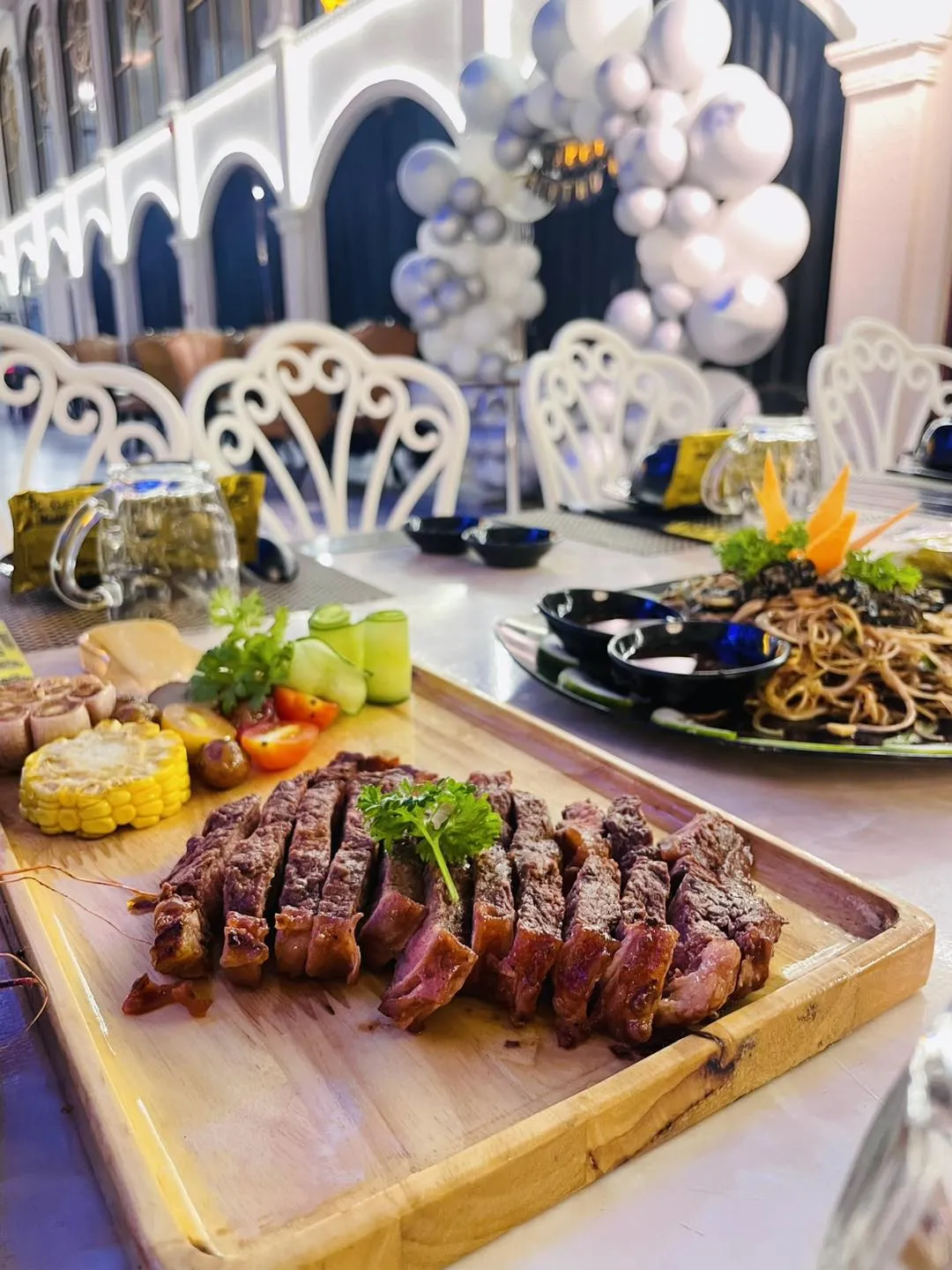 Các món ăn của Tây Đô cũng chủ yếu là các món phương Tây