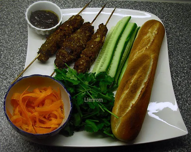 Thịt bò nướng viên chuẩn bị cho nhân bánh mì thịt nướng thơm lừng