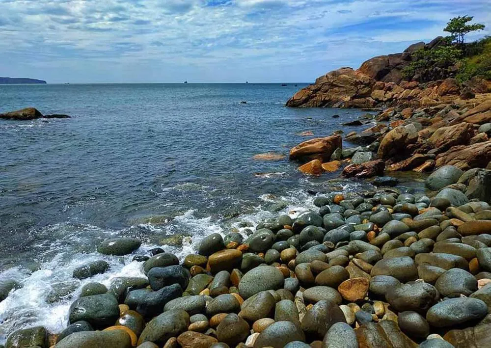 Ghềnh Ráng với mỏm đá và bãi biển xanh trong