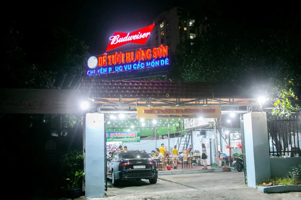 Không gian rộng rãi của quán có thể để cả xe hơi