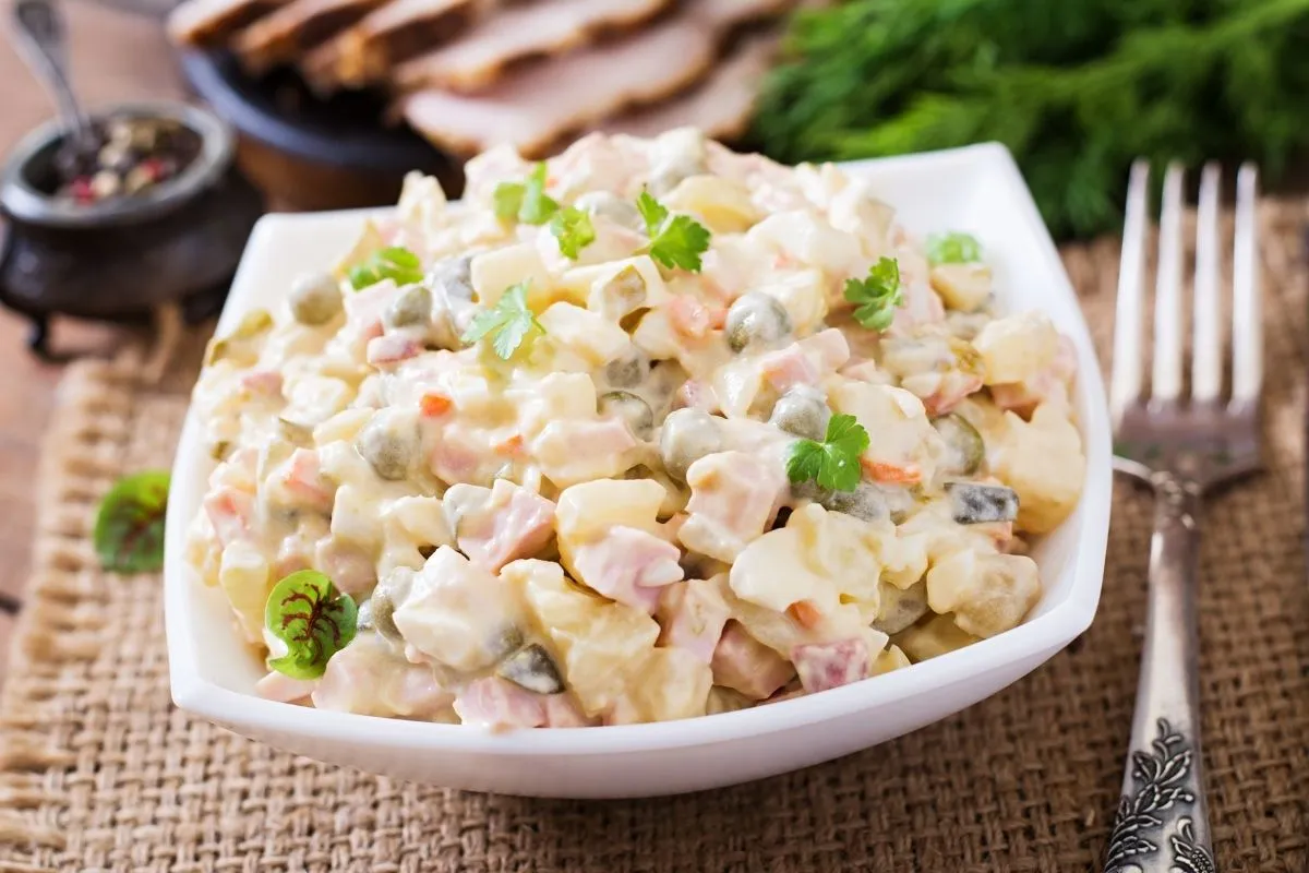 Salad Nga truyền thống với các loại rau củ thái hạt lựu.